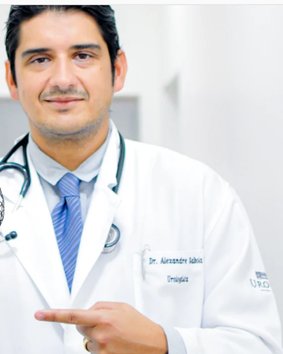 Dr. Alexandre Saboia, médico urologista, em ambiente clínico.